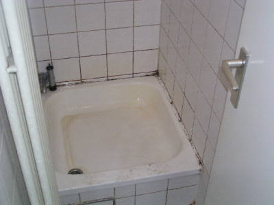 Duschwanne mit Schimmelpilzbefall Duschwanne mit Schimmelpilzbefall